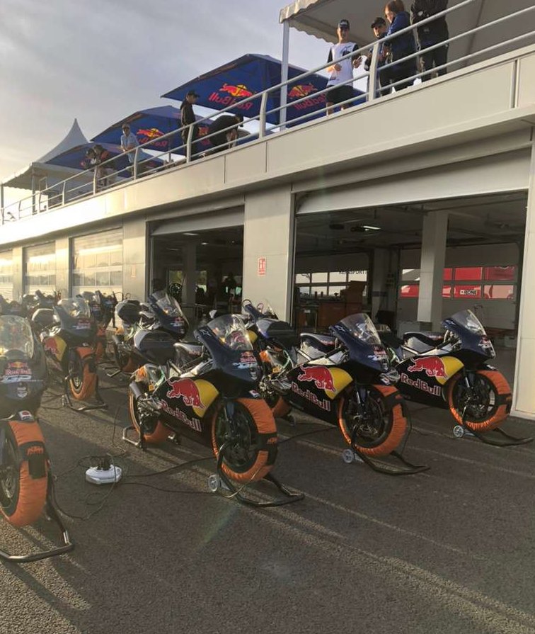 Selection event bikes on tyre warmers, Guadix